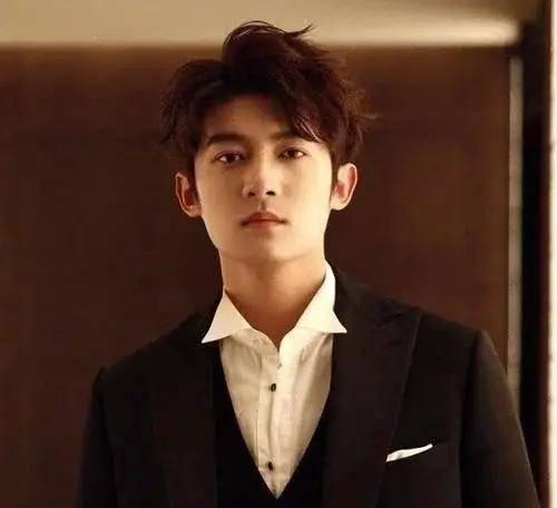 李明德王锵圈内人士爆料,揭秘娱乐圈不为人知的幕后故事 第1张 李明德王锵圈内人士爆料,揭秘娱乐圈不为人知的幕后故事 第1张